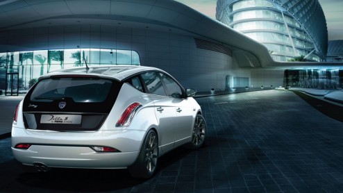 Lancia zet de speciaal uitgevoerde Delta S by Momodesign bij de dealer vanaf 28.385 euro.