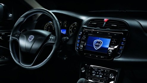 Lancia zet de speciaal uitgevoerde Delta S by Momodesign bij de dealer vanaf 28.385 euro.