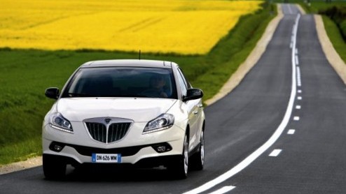 Lancia is terug van weggeweest en presenteert een nieuwe aanvaller: de Delta. Eind juli staat de nieuwe Italiaan bij de dealers, met een vanafprijs van 23.995 euro. Deze stijlvolle nieuweling zit boor