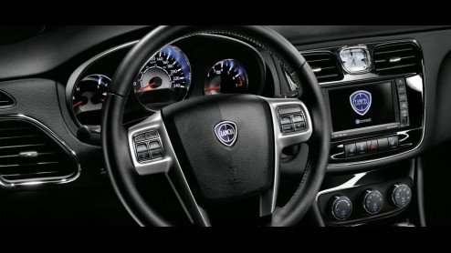 Lancia is klaar voor de Flavia Cabrio en presenteert het productiemodel op de Autosalon van Genve. De op de Chrysler 200 gebaseerde cabriolet komt met een 2.4 liter benzinemotor en automaat naar Euro