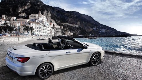 Lancia is klaar voor de Flavia Cabrio en presenteert het productiemodel op de Autosalon van Genve. De op de Chrysler 200 gebaseerde cabriolet komt met een 2.4 liter benzinemotor en automaat naar Euro