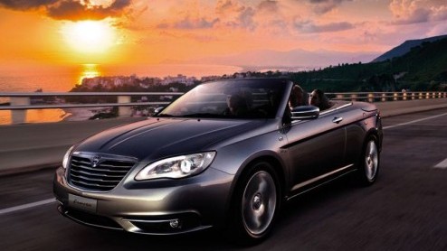 Lancia is klaar voor de Flavia Cabrio en presenteert het productiemodel op de Autosalon van Genve. De op de Chrysler 200 gebaseerde cabriolet komt met een 2.4 liter benzinemotor en automaat naar Euro