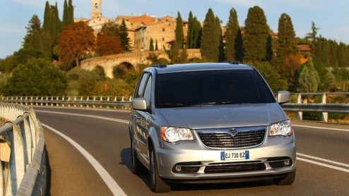 Lancia voegt twee uitrustingsniveaus toe aan de Voyager. Naast de Gold is de Lancia Voyager nu ook te bestellen als Silver en Platinum. Ook komen er twee nieuwe kleuren beschikbaar. Prijzen beginnen b