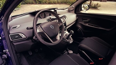 Autotest Lancia Ypsilon MomoDesign, een sportiever aangeklede Ypsilon met de bekende TwinAir motor, waarbij je niets extra voor de speciale uitdossing betaalt.