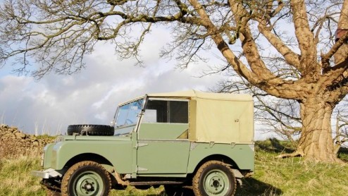 Het is alweer 60 jaar geleden dat de originele Land Rover voor het eerst aan het publiek getoond. Op 30 april 1948 waren op de AutoRAI in Amsterdam alle schijnwerpers gericht op deze stoere alleskunne