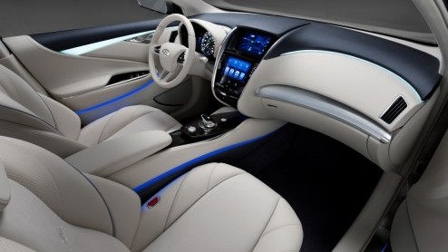 Dit is de nieuwste aanwinst bij Infiniti, de Infiniti LE Concept. Weliswaar een studiemodel, maar daar blijft het niet bij. In 2014 gaat de elektrisch aangedreven luxe-sedan in productie.