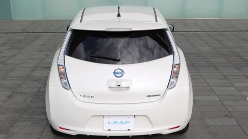 Nissan heeft in Japan een vernieuwde versie van de LEAF onthuld. De elektrisch aangedreven compacte middenklasser is visueel nauwelijks bijgepunt maar kan wel rekenen op een verbeterde aandrijflijn me