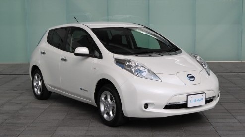 Nissan heeft in Japan een vernieuwde versie van de LEAF onthuld. De elektrisch aangedreven compacte middenklasser is visueel nauwelijks bijgepunt maar kan wel rekenen op een verbeterde aandrijflijn me