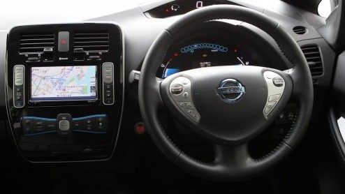 Nissan heeft in Japan een vernieuwde versie van de LEAF onthuld. De elektrisch aangedreven compacte middenklasser is visueel nauwelijks bijgepunt maar kan wel rekenen op een verbeterde aandrijflijn me