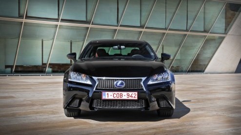 In 2006 introduceerde Lexus met de GS450h de eerste hybridesedan in de hogere middenklasse. Lange tijd had die luxe Japanner het rijk alleen. Binnenkort staat de nieuwe generatie aan de start en die v