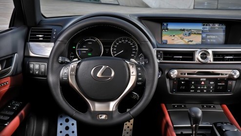 In 2006 introduceerde Lexus met de GS450h de eerste hybridesedan in de hogere middenklasse. Lange tijd had die luxe Japanner het rijk alleen. Binnenkort staat de nieuwe generatie aan de start en die v