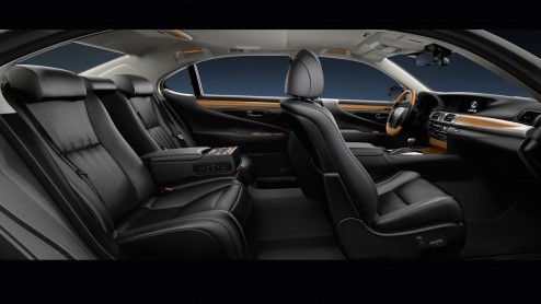 De vernieuwde Lexus LS600h is nu helemaal officieel. Eind dit jaar staat de hybride toplimousine bij de dealer, ook in een versie met extra lange wielbasis en de F Sport Line.