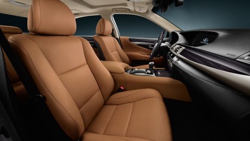 Lexus heeft een prijskaartje gehangen aan de LS 600h. De limousine is per direct te bestellen voor prijzen vanaf 124.975 euro. De levering start vervolgens begin januari.
