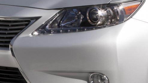Op de naderende autosalon van New York onthult Lexus de nieuwe ES. Om ons alvast even lekker te maken werd vandaag een teasertje naar buiten gebracht.