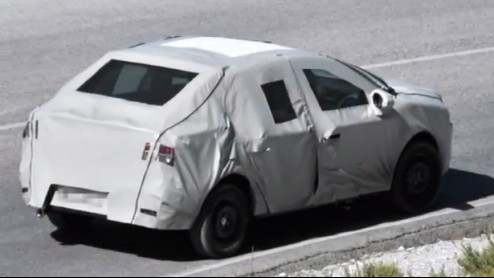 Dit is het rijdende bewijs dat Dacia hard werkt aan een nieuwe Logan. Helaas mogen we nog niets van het eindresultaat onder ogen krijgen want het prototype is flink ingepakt.