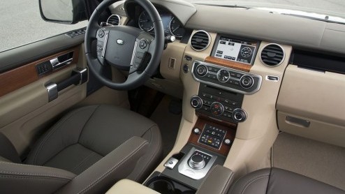 Net als de andere modellen van Land Rover blijft ook de Discovery bij de tijd. Voor het modeljaar 2013 doen nieuwe opties en pakketten intrede die de stoere alleskunner nog luxer of juist wat sportiev