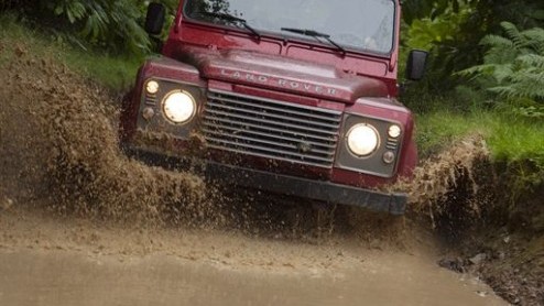 Land Rover houdt de Defender bij de tijd. Voor modeljaar 2013 krijgt de iconische terreinauto extra optiemogelijkheden voor meer luxe. Daarnaast doen twee nieuwe metallic lakkleuren en contrasterende 