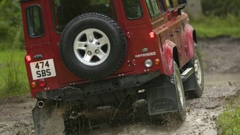 Land Rover houdt de Defender bij de tijd. Voor modeljaar 2013 krijgt de iconische terreinauto extra optiemogelijkheden voor meer luxe. Daarnaast doen twee nieuwe metallic lakkleuren en contrasterende 