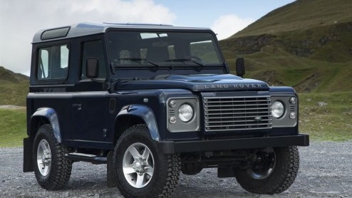 Land Rover houdt de Defender bij de tijd. Voor modeljaar 2013 krijgt de iconische terreinauto extra optiemogelijkheden voor meer luxe. Daarnaast doen twee nieuwe metallic lakkleuren en contrasterende 