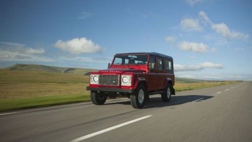 Land Rover houdt de Defender bij de tijd. Voor modeljaar 2013 krijgt de iconische terreinauto extra optiemogelijkheden voor meer luxe. Daarnaast doen twee nieuwe metallic lakkleuren en contrasterende 