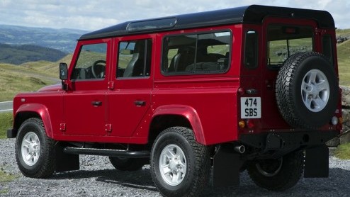 Land Rover houdt de Defender bij de tijd. Voor modeljaar 2013 krijgt de iconische terreinauto extra optiemogelijkheden voor meer luxe. Daarnaast doen twee nieuwe metallic lakkleuren en contrasterende 