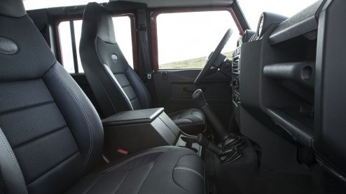 Land Rover houdt de Defender bij de tijd. Voor modeljaar 2013 krijgt de iconische terreinauto extra optiemogelijkheden voor meer luxe. Daarnaast doen twee nieuwe metallic lakkleuren en contrasterende 