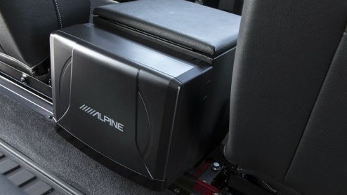 Land Rover houdt de Defender bij de tijd. Voor modeljaar 2013 krijgt de iconische terreinauto extra optiemogelijkheden voor meer luxe. Daarnaast doen twee nieuwe metallic lakkleuren en contrasterende 
