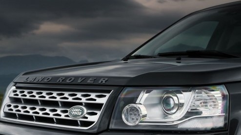 Land Rover geeft de Freelander opnieuw een update. Met nieuwe optiemogelijkheden, gewijzigde in- en exterieurdetails en de intrede van de 2.0 liter Si4 turbomotor kan de kleinste telg uit de familie e
