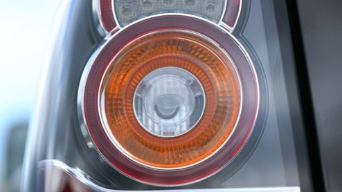 Land Rover geeft de Freelander opnieuw een update. Met nieuwe optiemogelijkheden, gewijzigde in- en exterieurdetails en de intrede van de 2.0 liter Si4 turbomotor kan de kleinste telg uit de familie e