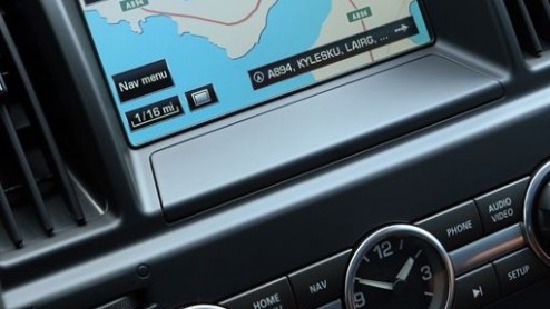 Land Rover geeft de Freelander opnieuw een update. Met nieuwe optiemogelijkheden, gewijzigde in- en exterieurdetails en de intrede van de 2.0 liter Si4 turbomotor kan de kleinste telg uit de familie e