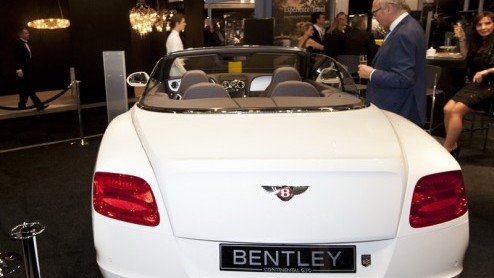In de RAI Amsterdam heeft de Masters of LXRY 2012 de deuren geopend. Omdat in een wereld van geld en luxe ook de nodige auto's niet mogen ontbreken, zijn onder meer Porsche, Jeep, Jaguar, Land Rover e