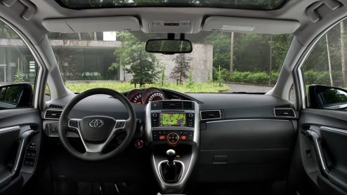 Toyota heeft een prijskaartje gehangen aan de vernieuwde Verso, die vanaf volgende maand bij de dealer arriveert. De prijslijst van de MPV die ook met zeven zitplaatsen te bestellen is, start bij 26.5