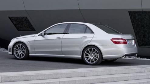 Zoals al eerder aangekondigd hier op Autovandaag.nl vervangt Mercedes de 6,2 liter V8 in de E63 AMG door een flink schonere, doch krachtigere 5.5 V8 biturbomotor. Resultaat: betere prestaties tegen ee