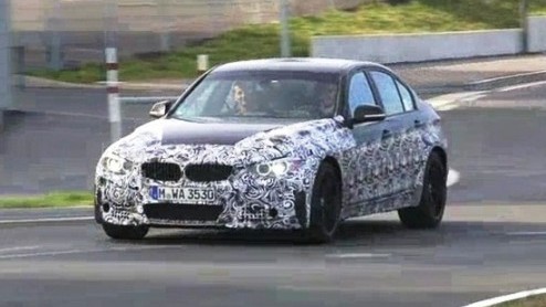 Dat BMW met een nieuwe M3 op de proppen komt is geen geheim. Welk hart de nieuwe topsporter uit de 3 Serie zal krijgen is dat nog wel. Deze video toont de nieuwe M3 in actie. De uitlaatsound komt niet