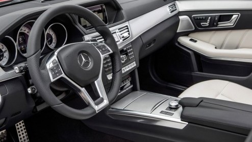 Begin januari ziet de vernieuwde Mercedes-Benz E-klasse het levenslicht. De Duitsers hebben eerder al een teaservideo de deur uit gedaan en nu zijn de persfotos onbedoeld op internet beland.