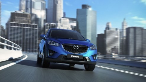 Daar is ie dan. Nou ja, bijna. Mazda toont volgende maand op de IAA Frankfurt de nieuwe CX-5 en stuurt bij dit bericht alvast een eerste foto mee. De compacte crossover profiteert volledig van SkyActi