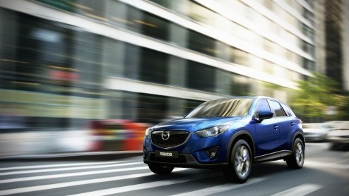 Morgen duiken we in het DNA van de nieuwe Mazda CX-5 en kunnen we ook een blokje om. Voorafgaand daaraan geeft Mazda de voorlopige prijslijst en uitrustingspecificaties vrij. En omdat de nieuwe crosso
