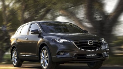Hoewel de Mazda CX-9 bij ons niet meer leverbaar is, is de luxe-SUV bij Mazda zelf niet de deur gewezen. Sterker nog, het grootste model van de Mazda-familie krijgt zelfs een facelift met een neus a l