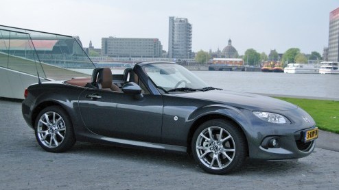 Autotest vernieuwde Mazda MX-5 model 2013 in de smakelijke Hanabi-uitvoering.