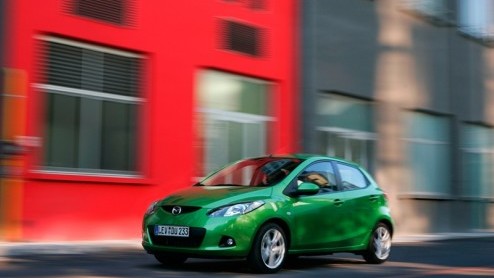 De nieuwe Mazda2 is in de prijzen gevallen. De nieuwe compacte Japanner is gekozen tot World Car of the Year 2008. Dat is gisteren bekendgemaakt op de New York International Auto Show, waar de 2 d