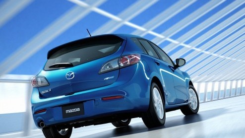 Mazda heeft de vernieuwde Mazda3 in Frankfurt voorgesteld. Een sportievere neus, opgewaardeerd interieur, standaard TomTom navigatie en een zuinige '20% bijtelling' diesel gaat de vertrouwde middenkla