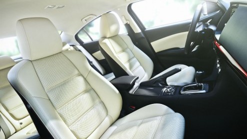 De nieuwe Mazda6 staat nu bij de dealer en dus is het de hoogste tijd om in navolging van de vanafprijs ook de prijzen van de overige varianten bekend te maken. De line up bestaat uit twee carrosserie