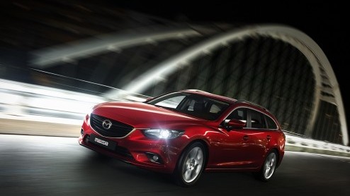 Na het officieel debuut van de Mazda6 sedan is nu (bijna) de Sportbreak aan de beurt. Mazda geeft de eerste beelden vrij en neemt de stationwagon mee naar Parijs eind deze maand. Eind oktober komt de 