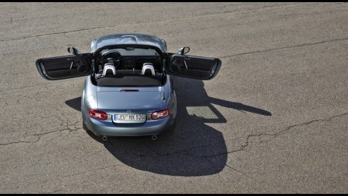 Bij Mazda kijken ze alweer uit naar het voorjaar. Eind maart debuteert de facelift van de populaire roadster MX-5. Het faceliftmodel wordt leverbaar met de 126 pk sterke 1.8 liter benzinemotor die naa