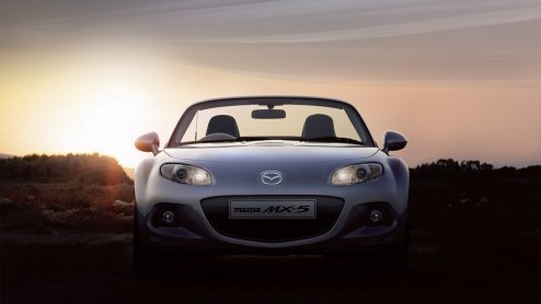 Mazda heeft een faceliftmodel van de MX-5 in Japan voorgesteld met een opgefriste neus, verbeterd interieur en aangescherpte rijeigenschappen. Vanaf de herfst komt de populaire roadster ook naar ons l