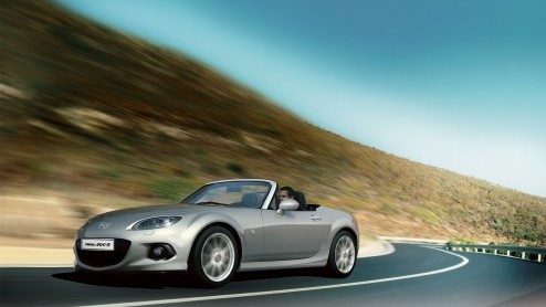 Mazda heeft een faceliftmodel van de MX-5 in Japan voorgesteld met een opgefriste neus, verbeterd interieur en aangescherpte rijeigenschappen. Vanaf de herfst komt de populaire roadster ook naar ons l