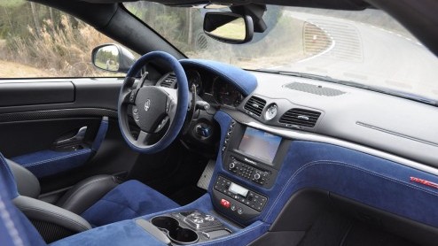 Maserati breekt met de GranTurismo MC Stradale werkelijk alle records. Het is de snelste, krachtigste, lichtste en ongetwijfeld meest luide Maserati ooit gebouwd. Genoeg redenen om de recordhouder een