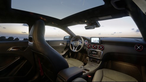 Zelden heeft een nieuwe editie van een automodel meer afgeweken van zijn voorganger dan de nieuwe Mercedes-Benz A-Klasse. De twee lijken absoluut niet op elkaar, kennen een geheel afwijkende construct