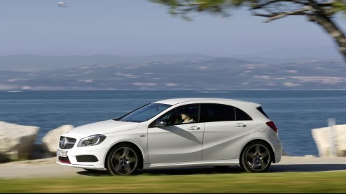 Zelden heeft een nieuwe editie van een automodel meer afgeweken van zijn voorganger dan de nieuwe Mercedes-Benz A-Klasse. De twee lijken absoluut niet op elkaar, kennen een geheel afwijkende construct
