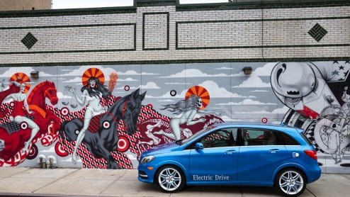 Mercedes heeft in New York de B-klasse Electric Drive onthuld. De auto zou 200 kilometer lokaal emissievrij kunnen rijden, maar heeft desondanks een pittige inborst met een 136 pk sterke elektromotor.